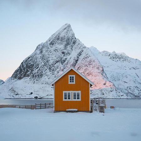 The Famous Yellow House Reine Esterno foto