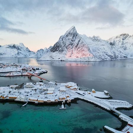 The Famous Yellow House Reine Esterno foto