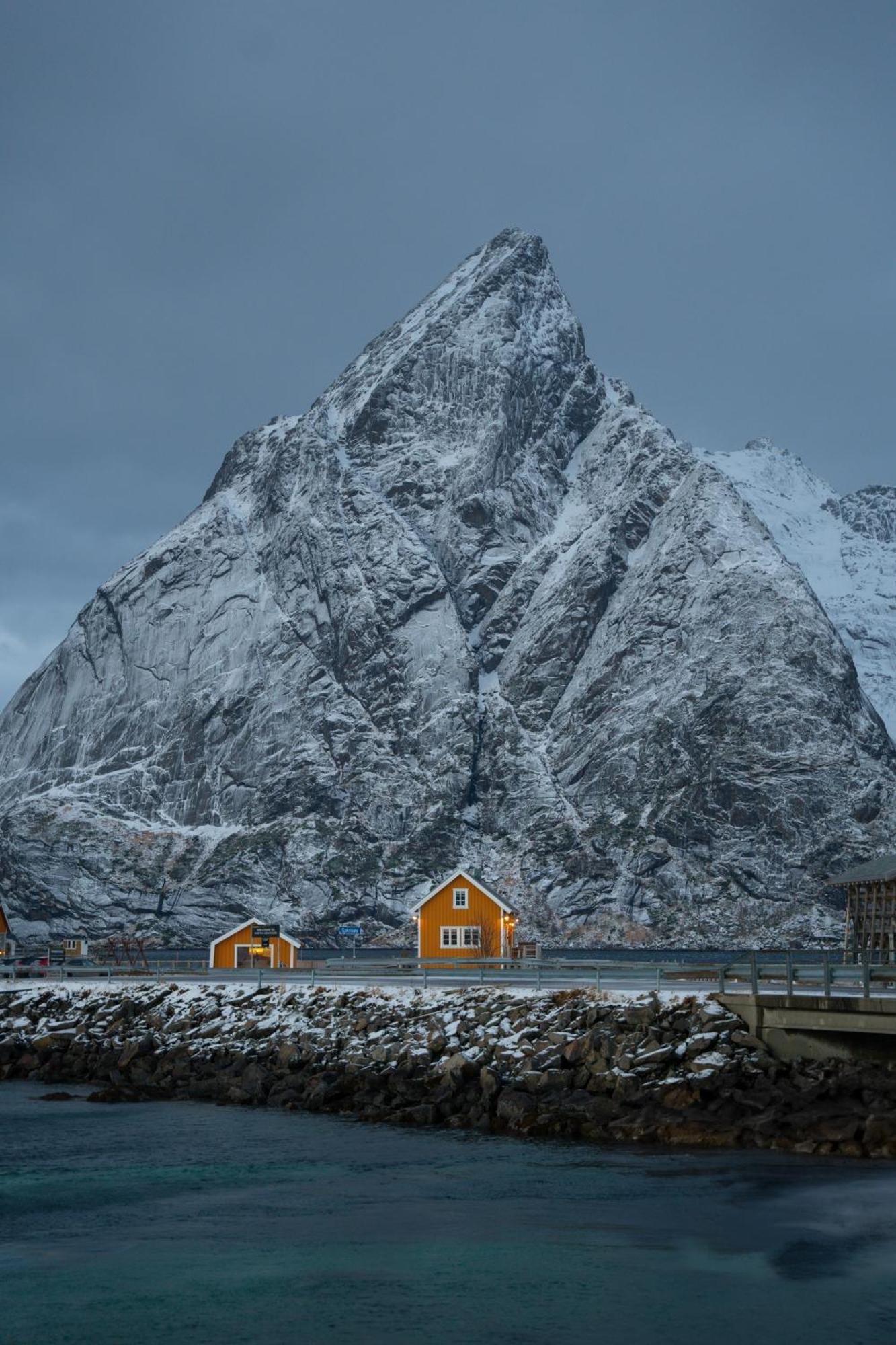 The Famous Yellow House Reine Esterno foto