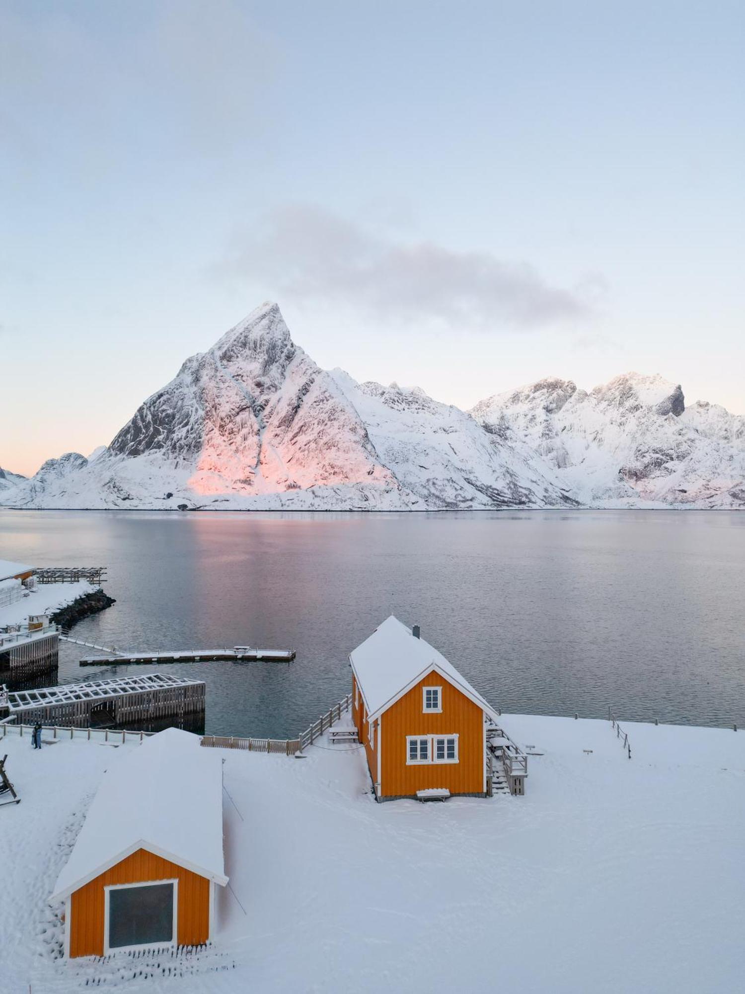 The Famous Yellow House Reine Esterno foto