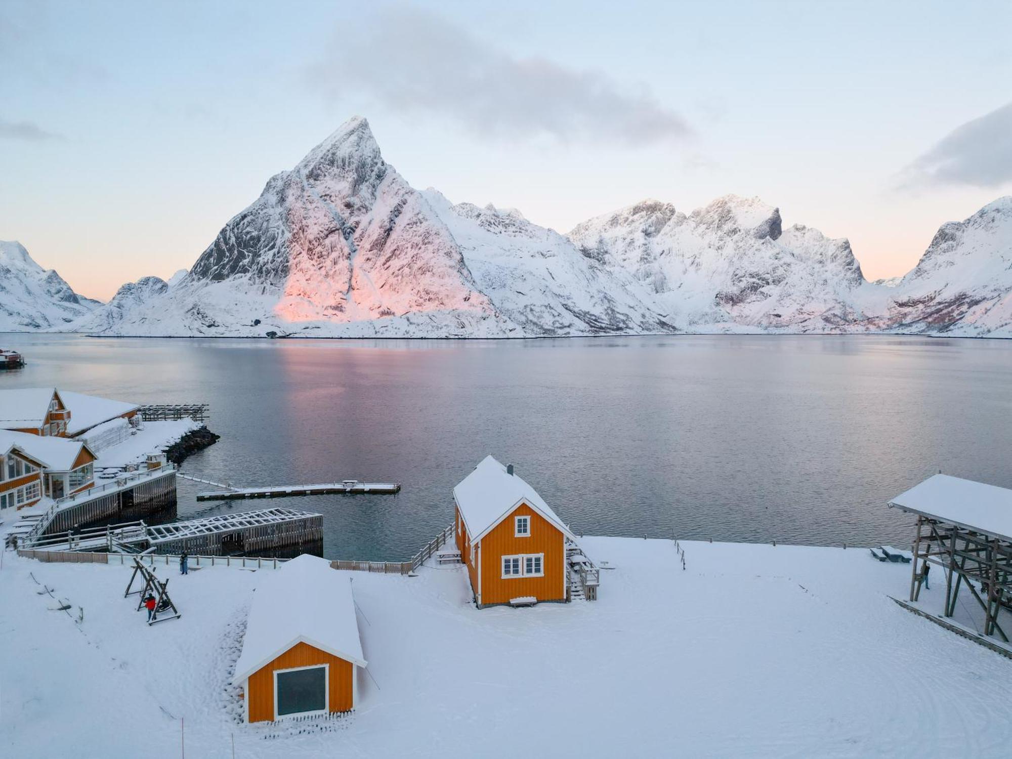 The Famous Yellow House Reine Esterno foto