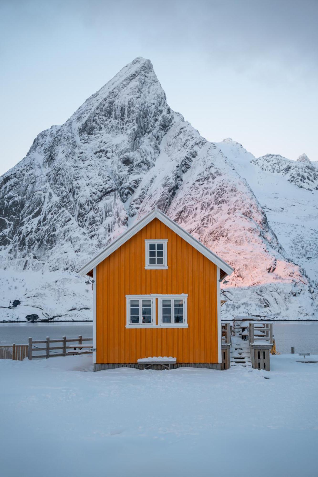 The Famous Yellow House Reine Esterno foto