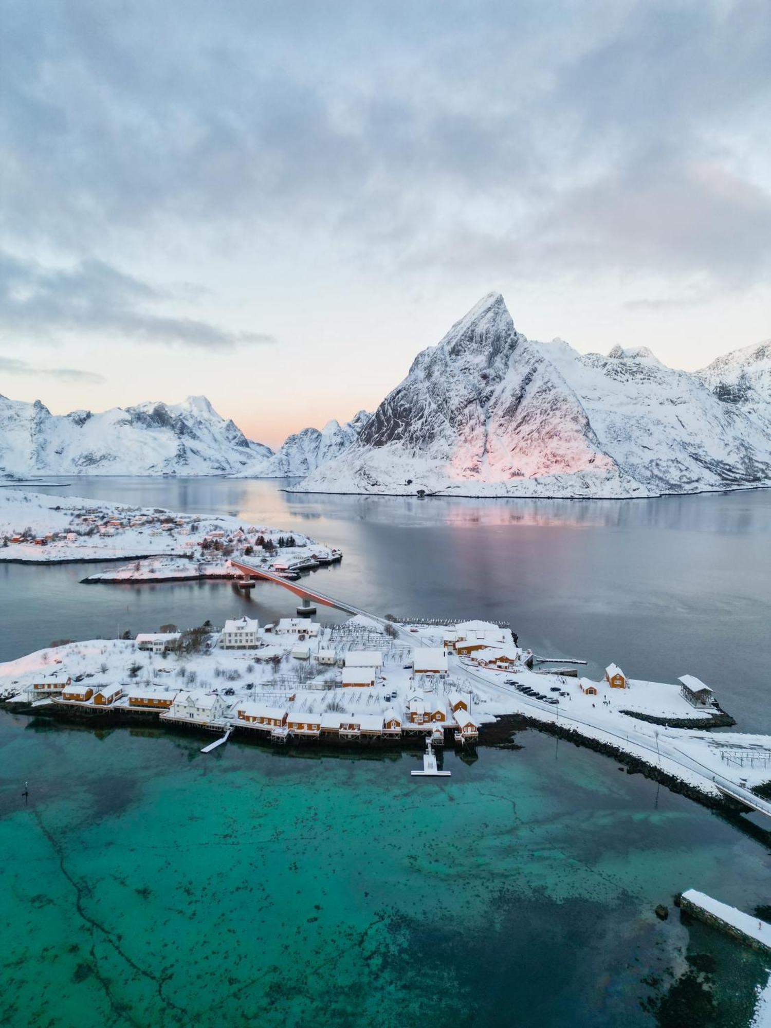 The Famous Yellow House Reine Esterno foto
