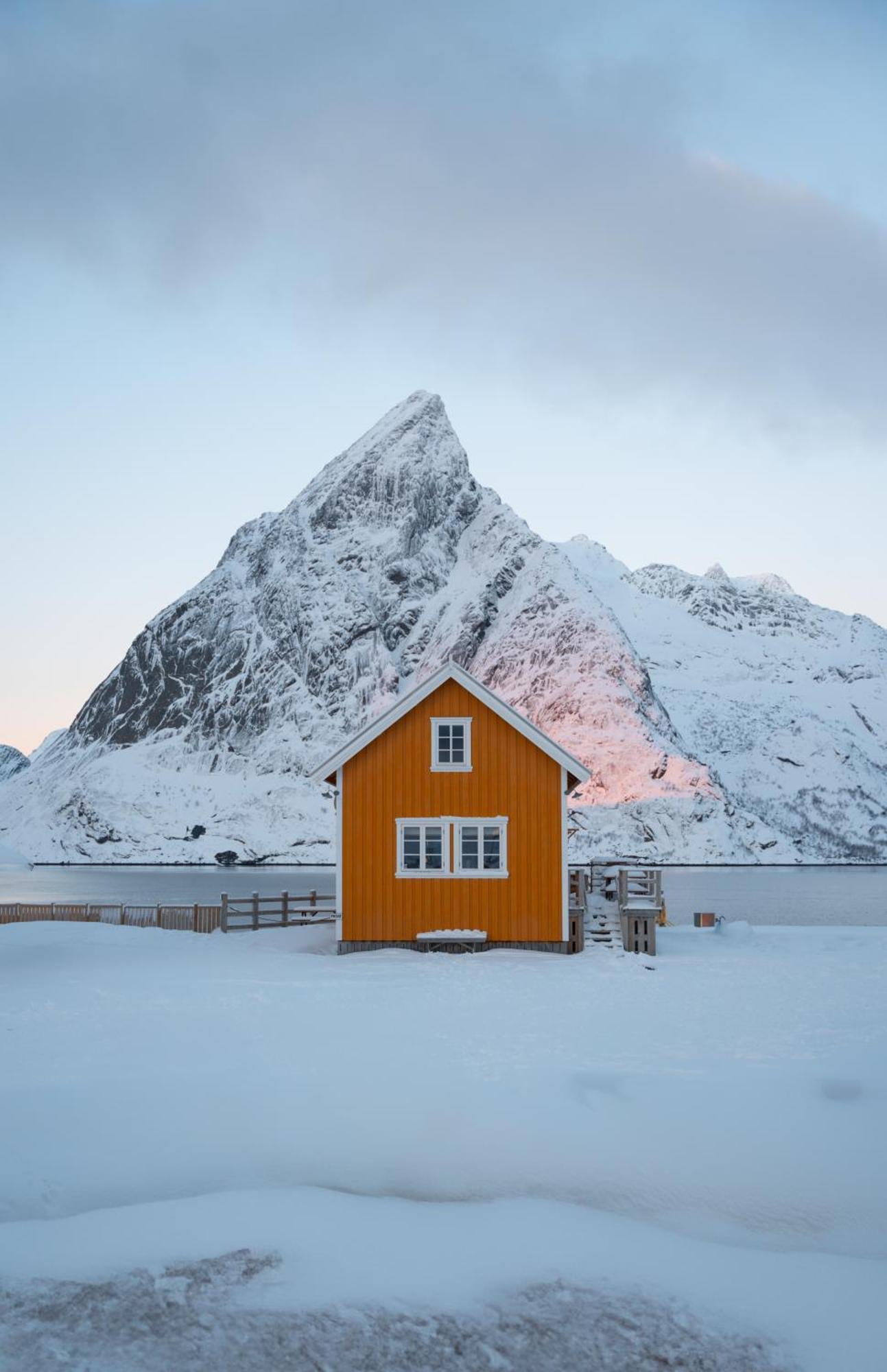 The Famous Yellow House Reine Esterno foto