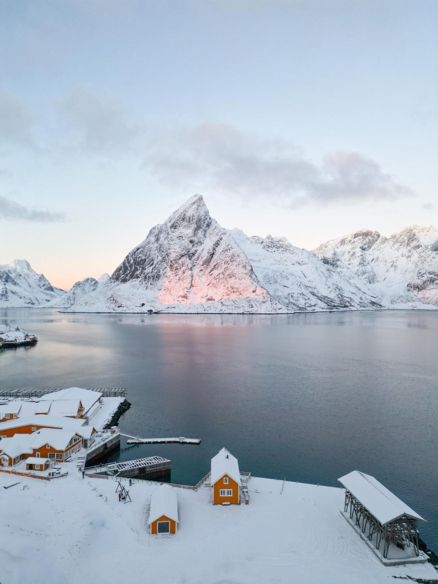 The Famous Yellow House Reine Esterno foto