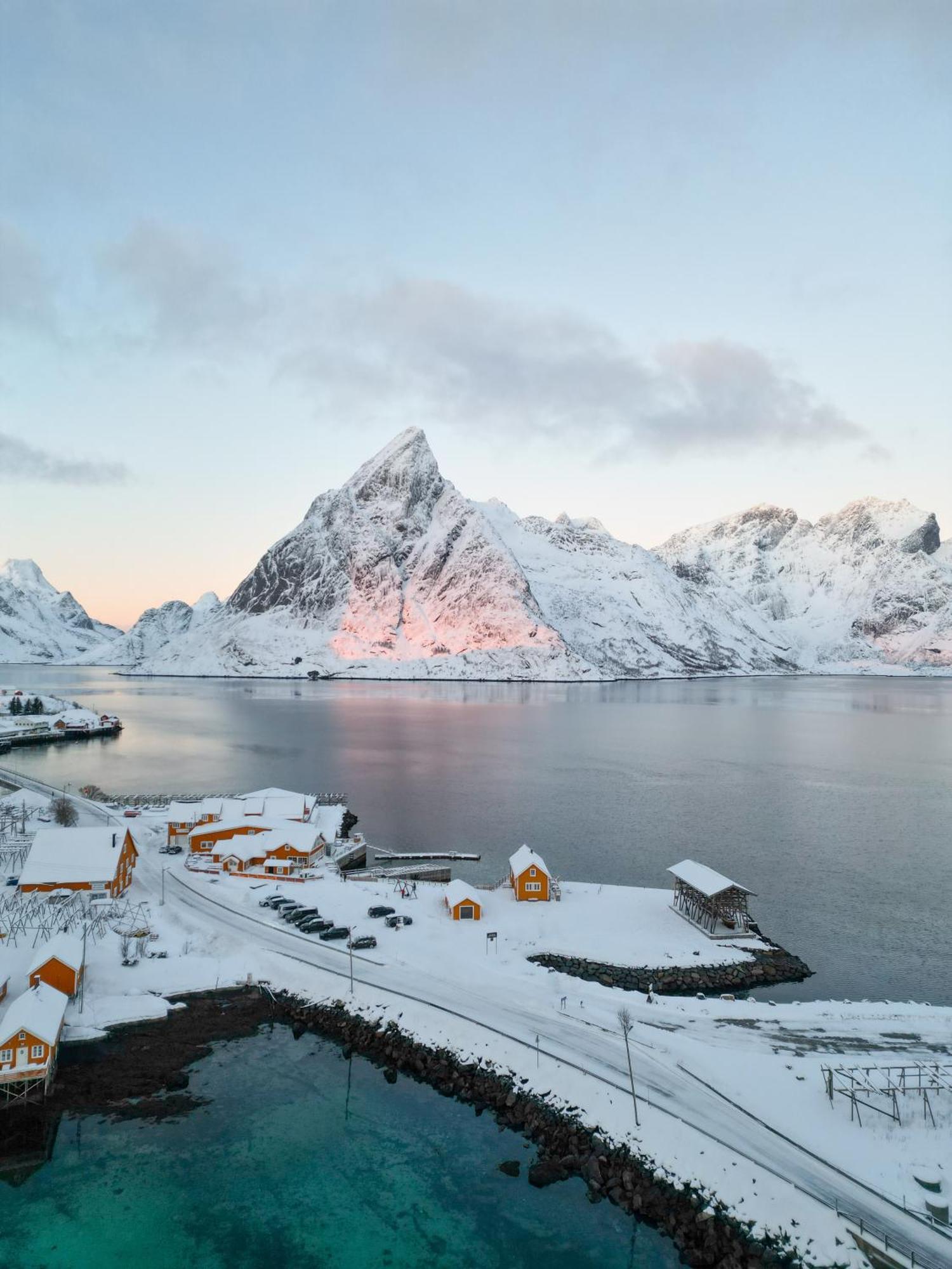 The Famous Yellow House Reine Esterno foto