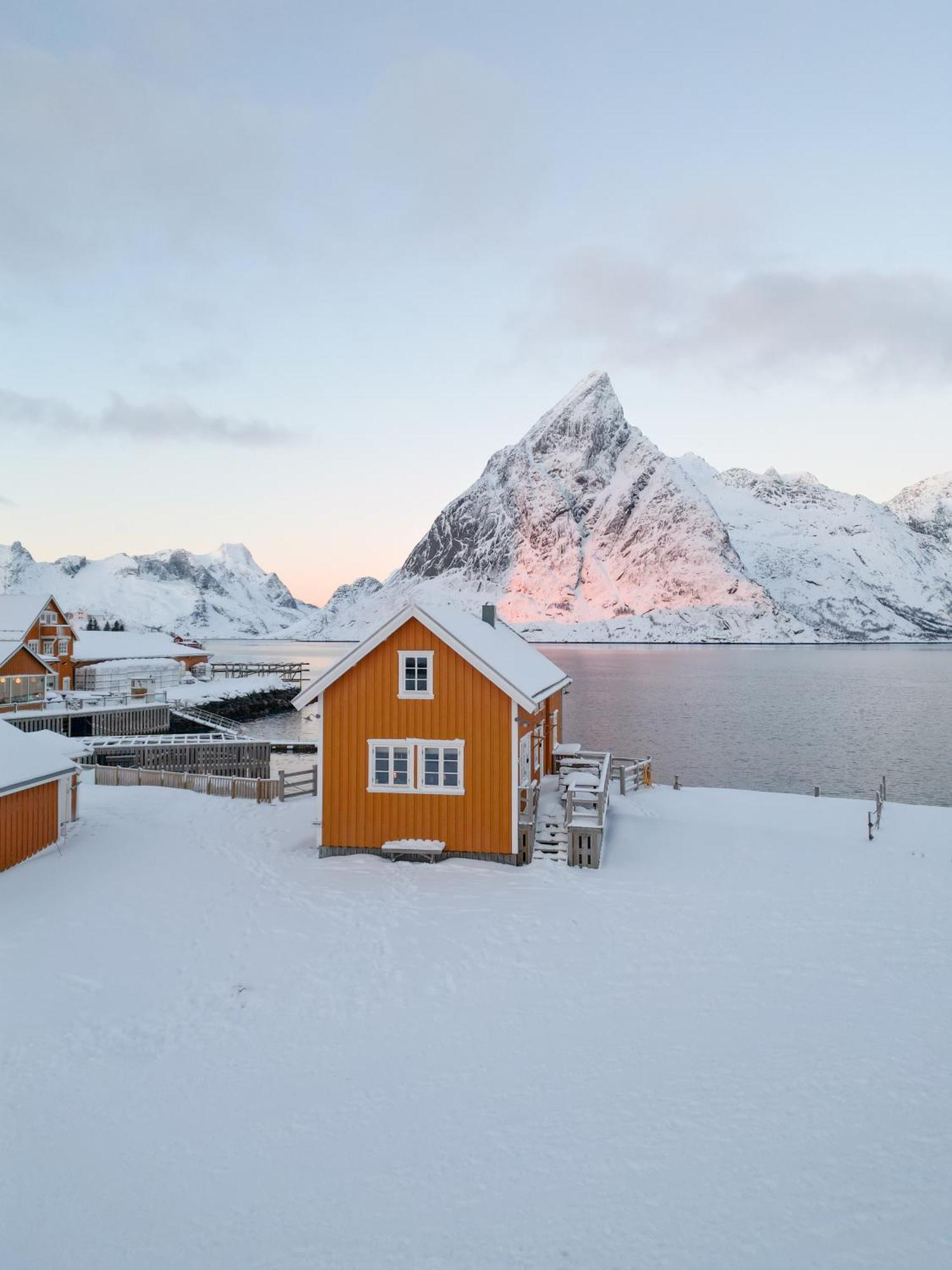The Famous Yellow House Reine Esterno foto