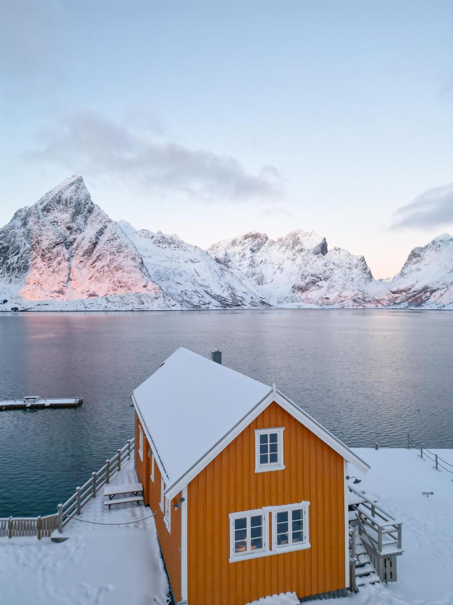 The Famous Yellow House Reine Esterno foto