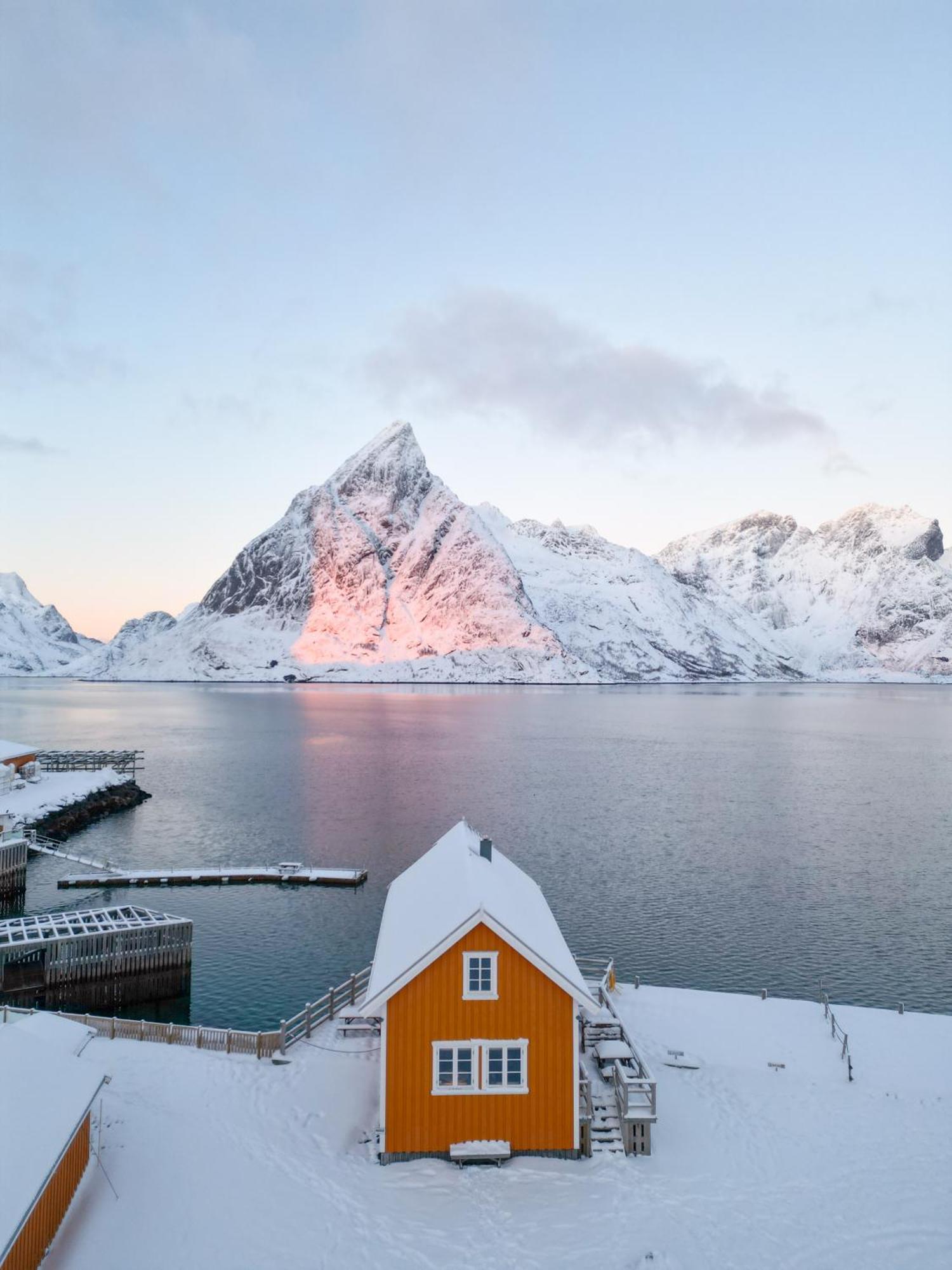 The Famous Yellow House Reine Esterno foto