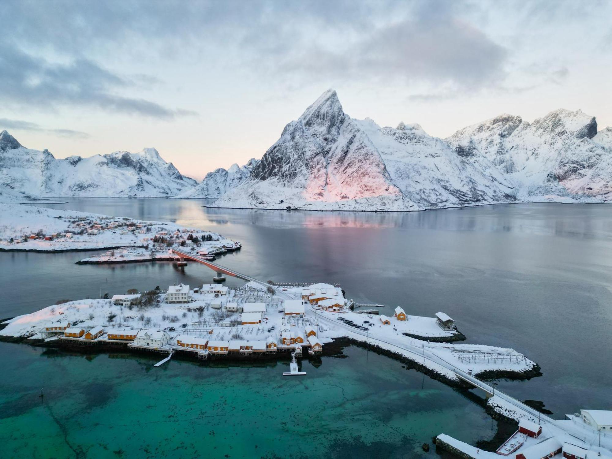 The Famous Yellow House Reine Esterno foto