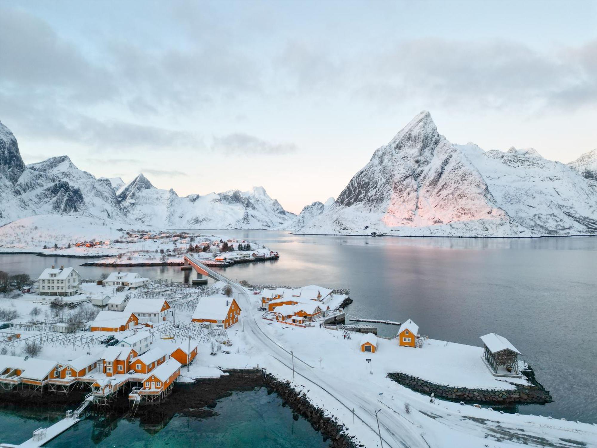 The Famous Yellow House Reine Esterno foto